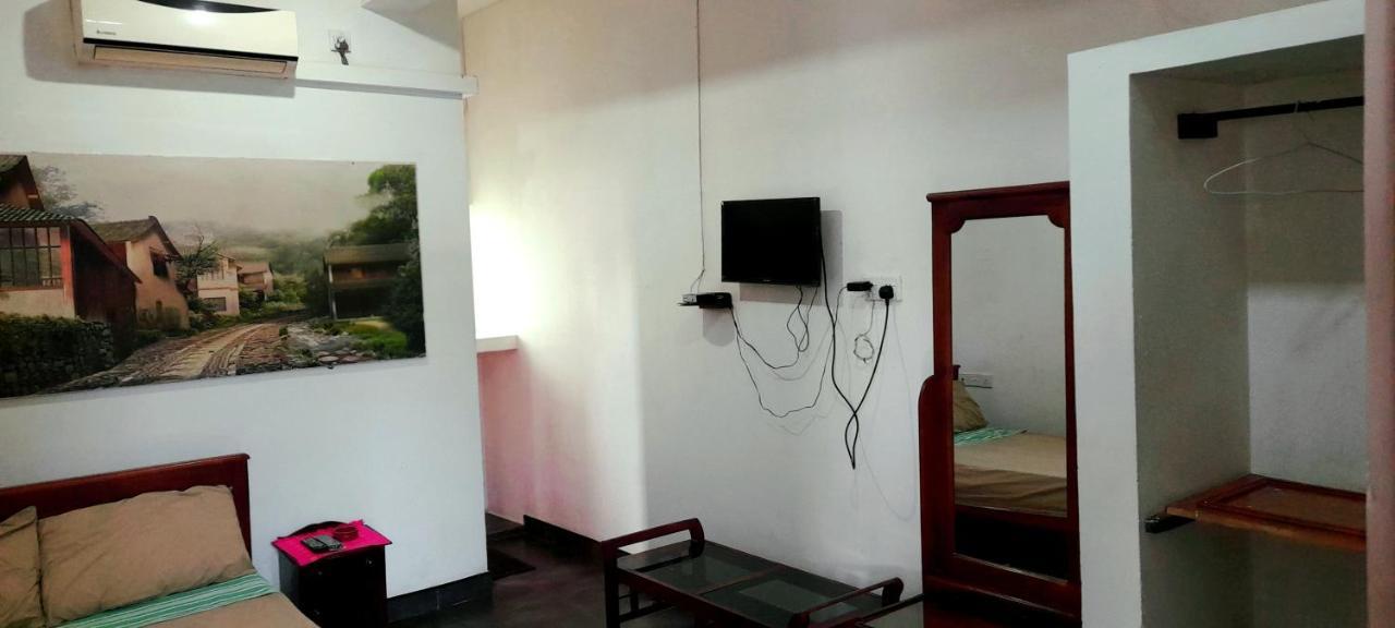 Hotel 100 Dehiwala-Mount Lavinia Exterior photo