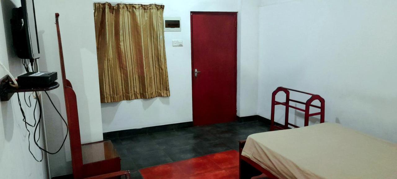 Hotel 100 Dehiwala-Mount Lavinia Exterior photo