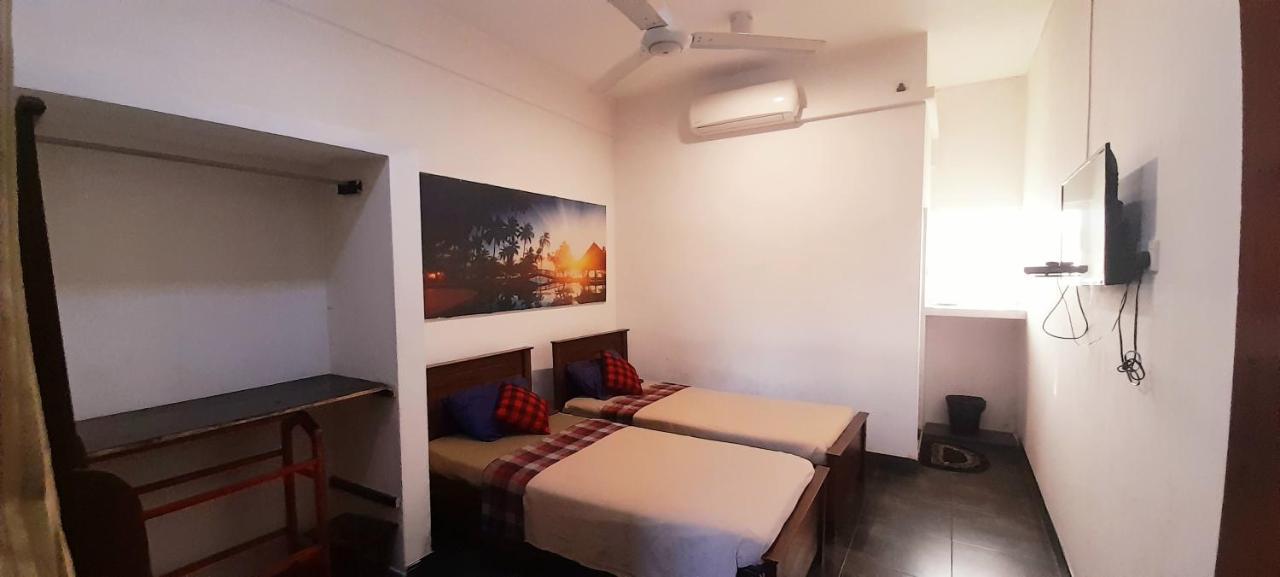 Hotel 100 Dehiwala-Mount Lavinia Exterior photo